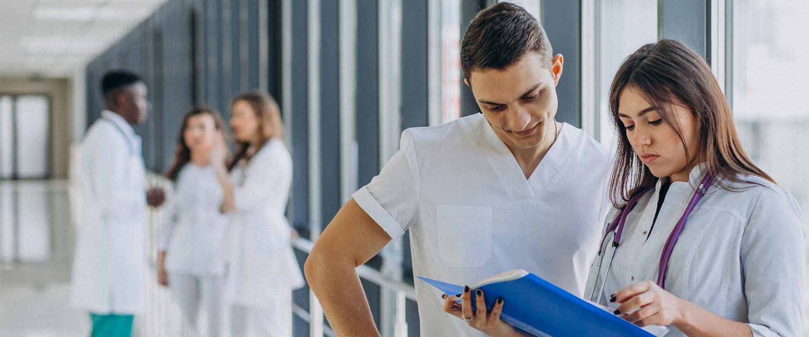 Profissionais de saúde em um ambiente hospitalar